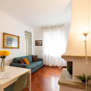 https://the-wall-top-floor-apartment.it-lombardy.com